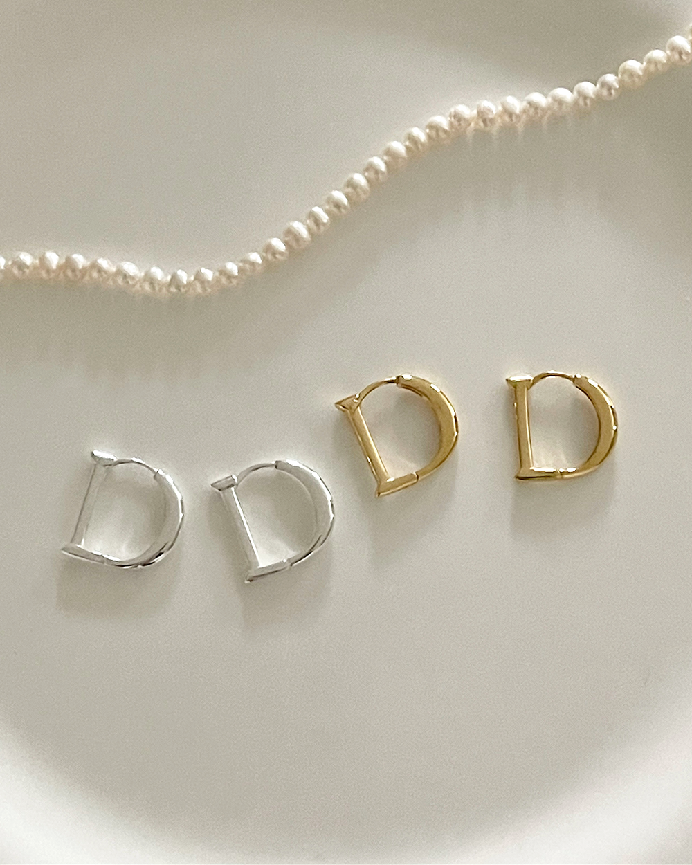 [92.5 silver] 볼드 D 원터치 귀걸이 (2color) 엣더룸